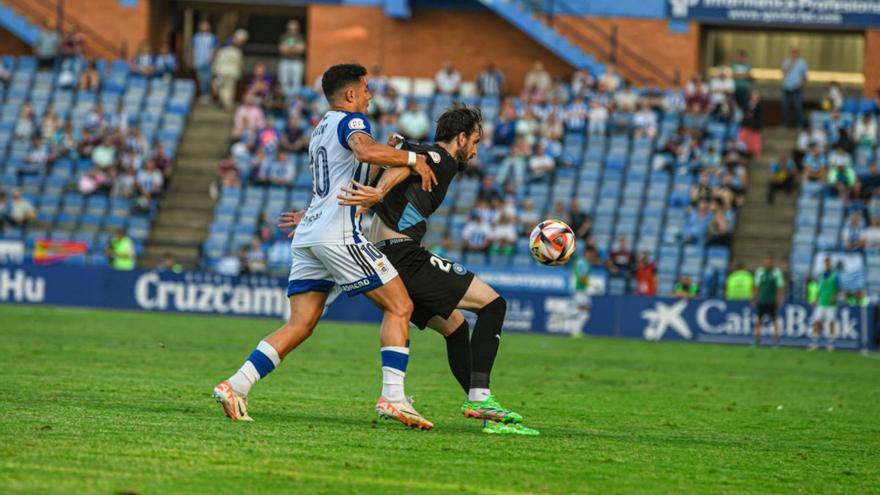 Eugeni intenta controlar un balón en el partido del sábado, frente al Recreativo de Huelva. | UD IBIZA