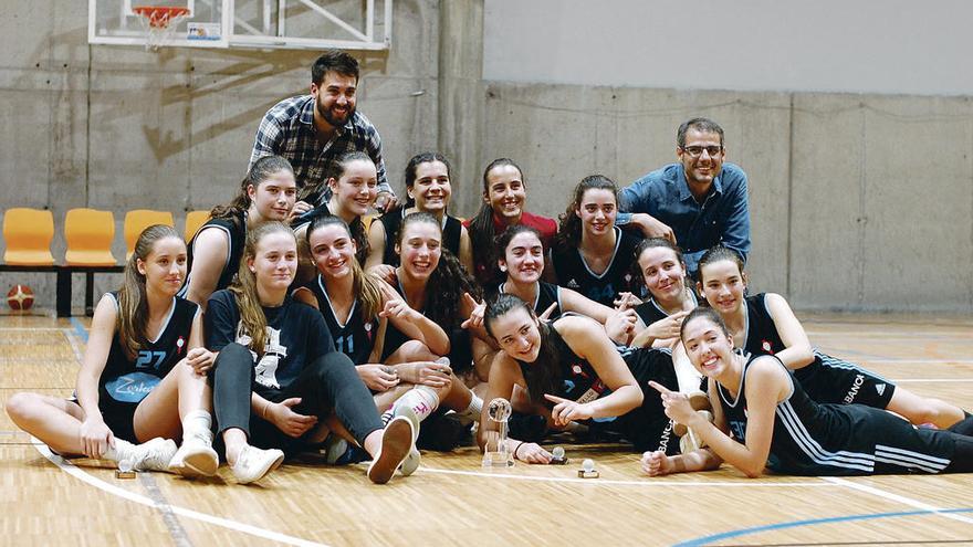 Jugadoras y técnicos del Celta Zorka júnior, tras conquistar la Copa Galicia. // Juan Costa