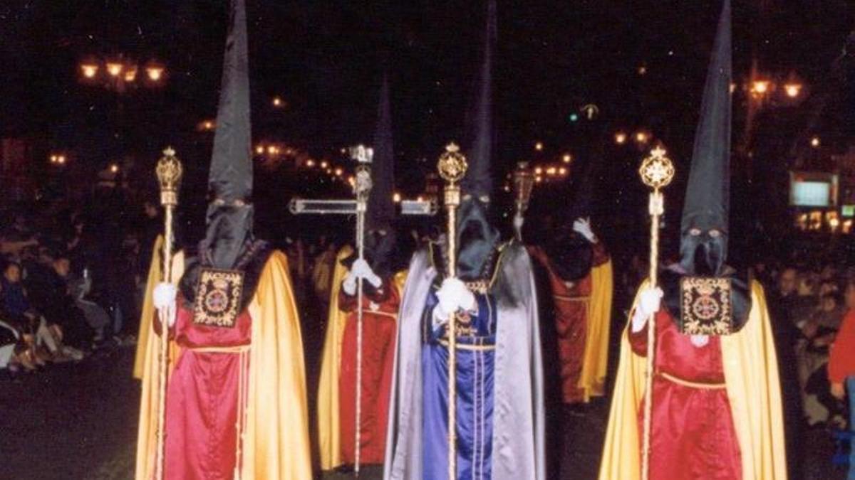 Martes Santo de 1999. En ella aparece Antonio, con la túnica de la sección de la Virgen de Gracia, en la cabeza de procesión del Rescate.