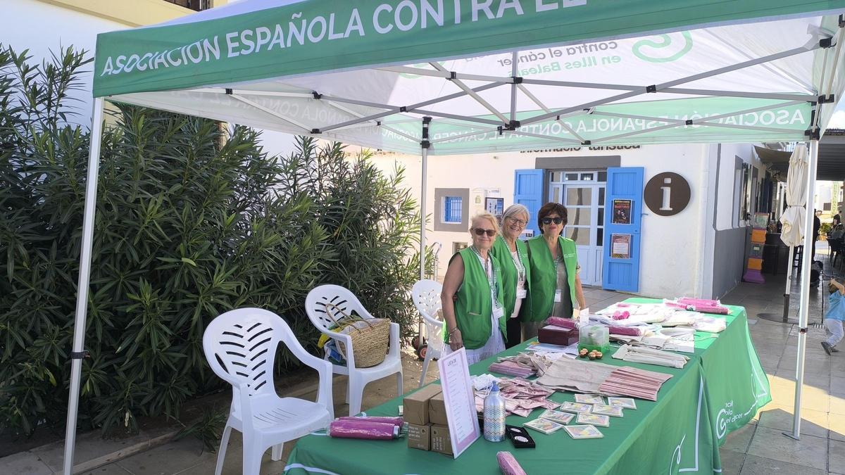 Voluntarias de la AECC atienden una mesa informativa en Sant Francesc