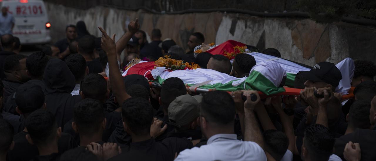 Funeral en la ciudad de Ramala por dos chicos palestinos, Yasser Kasbeh (de 17 años) y Adam Julani (de 16), los dos muertos durante enfrentamientos con soldados israelís cerca del campo de refugiados de Qalandia, en Cisjordania.