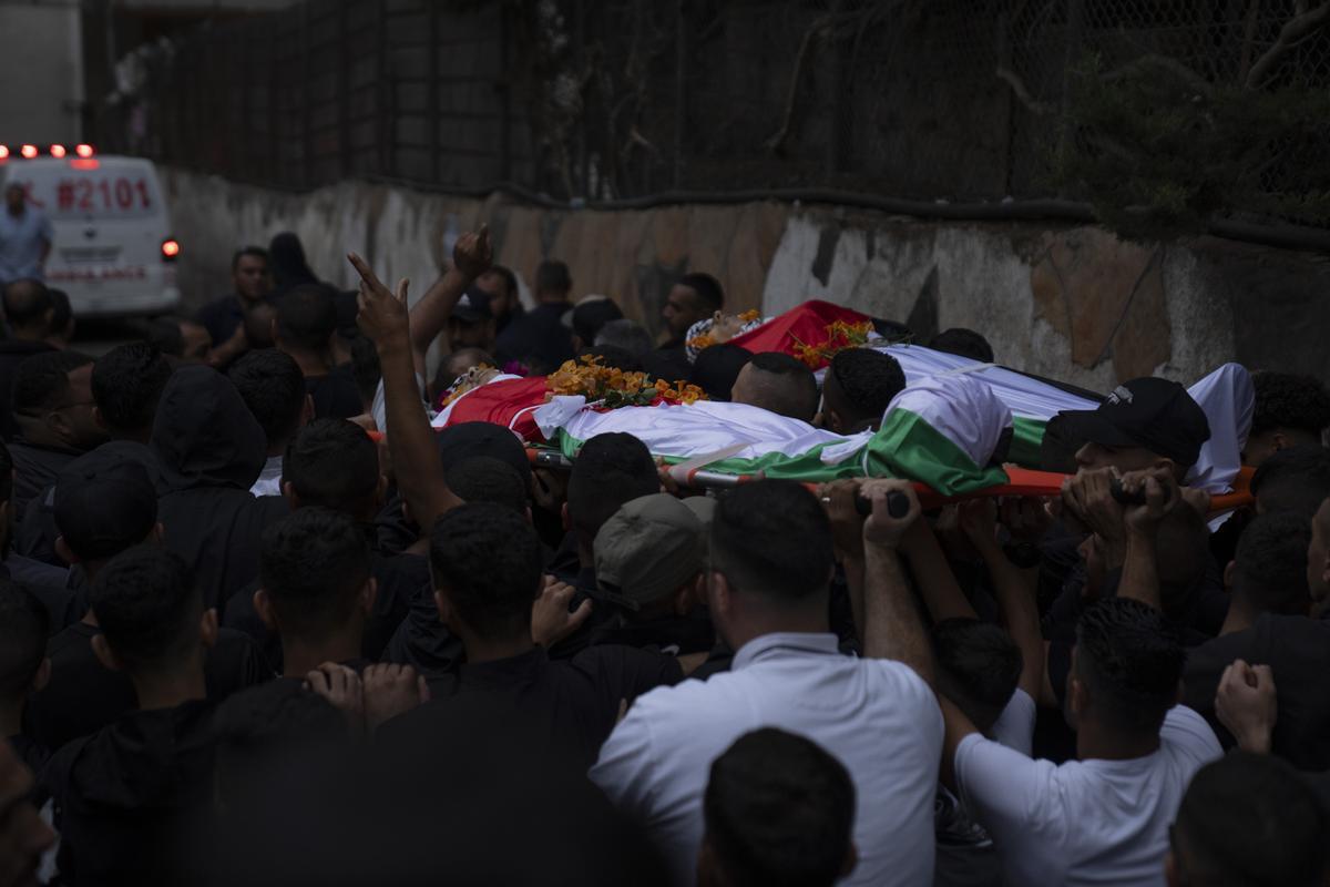 Funeral en la ciudad de Ramala por dos chicos palestinos, Yasser Kasbeh (de 17 años) y Adam Julani (de 16), los dos muertos durante enfrentamientos con soldados israelís cerca del campo de refugiados de Qalandia, en Cisjordania.