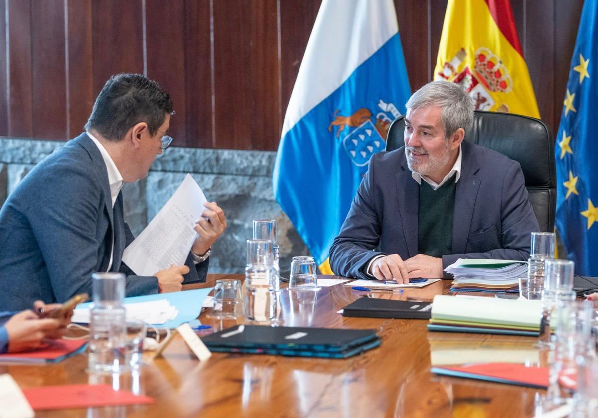 El presidente Fernando Clavijo conversa con el consejero Pablo Rodríguez en una anterior reunión del Gobierno.