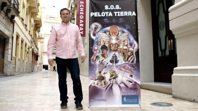 El director y miembro de la ONG Admundi, Miguel Caffarena, con el cartel de la película, pintado por su hermano.