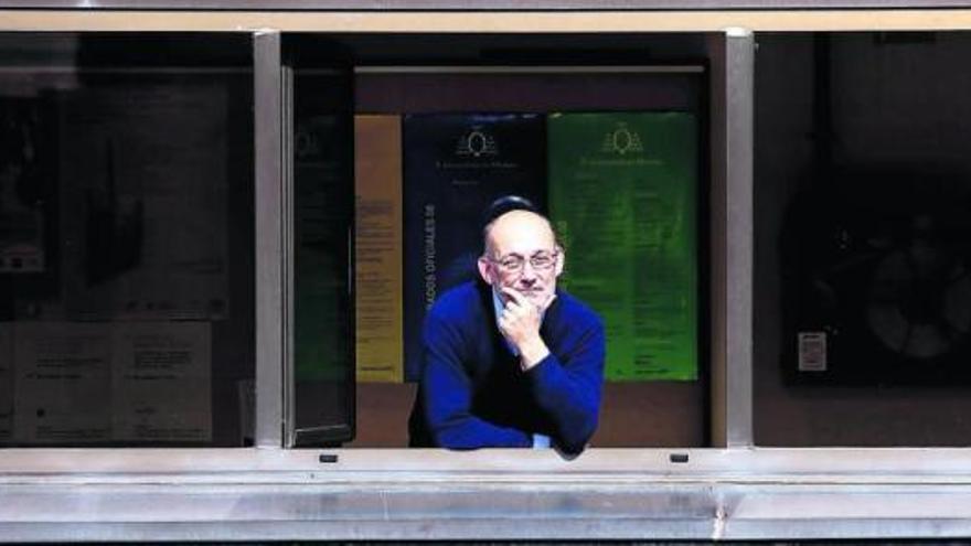 Florentino Felgueroso se asoma a una de las ventanas de la Facultad de Economía y Empresa de la Universidad de Oviedo. / miki lópez