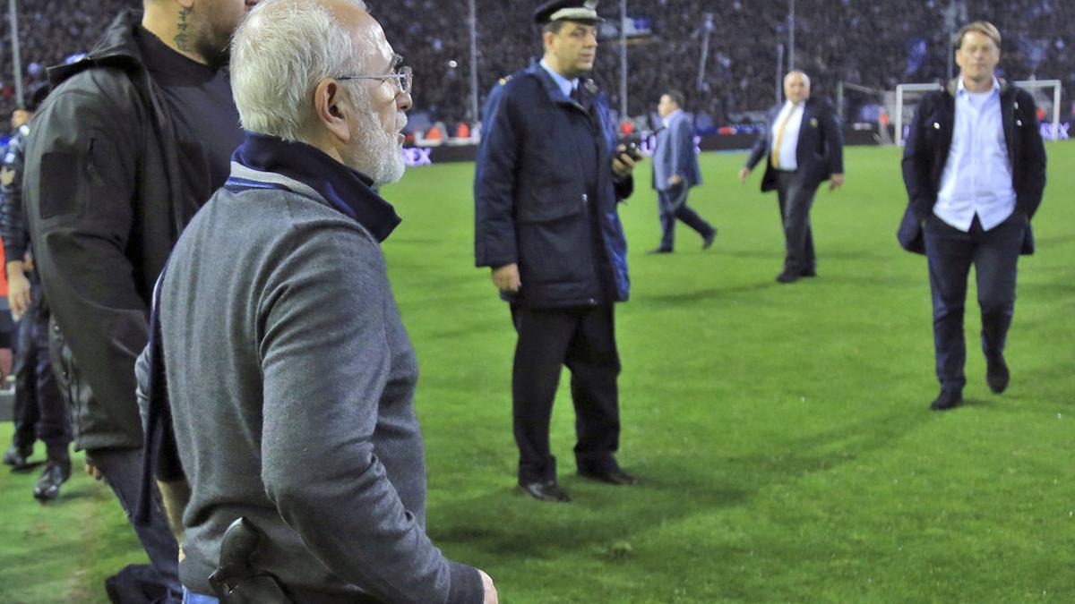 Ivan Savvidis, en el campo con la pistola al cinto.