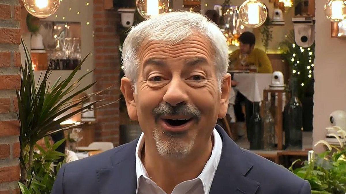 Carlos Sobera vacila a un soltero de 'First dates' por su atuendo: &quot;¿Es de la tienda de Chicote?&quot;