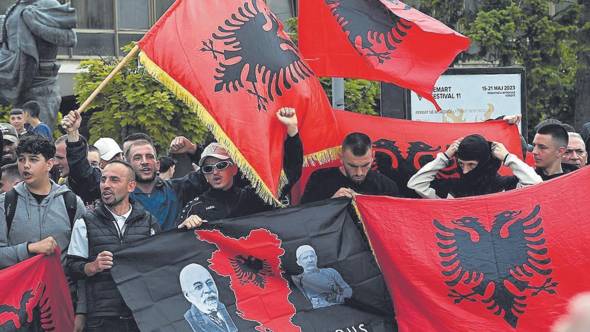 Un grupo de albanokosovares se manifiesta en Mitrovica, en el sur de Kosovo.
