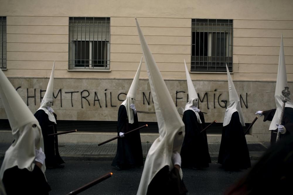 Penitents of "Dulce Nombre" brotherhood take ...