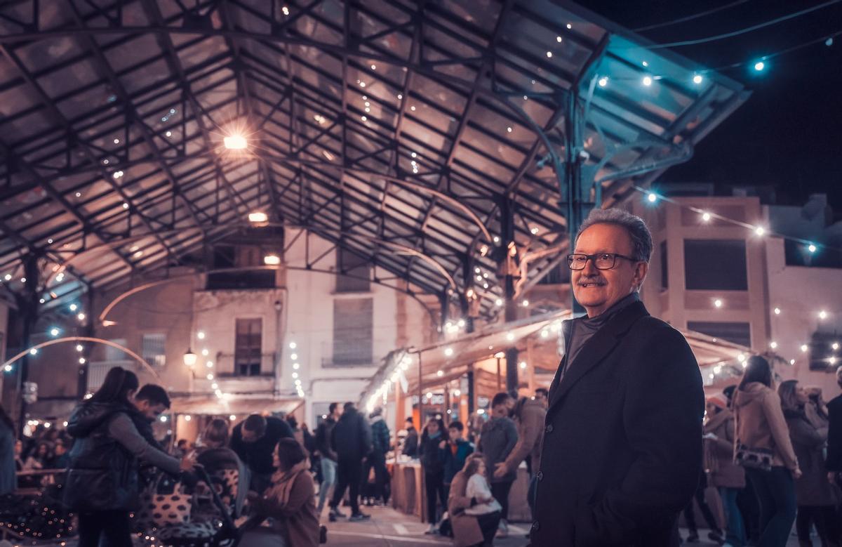 El alcalde de Alcalà, Francisco Juan, en un mercadillo navideño.