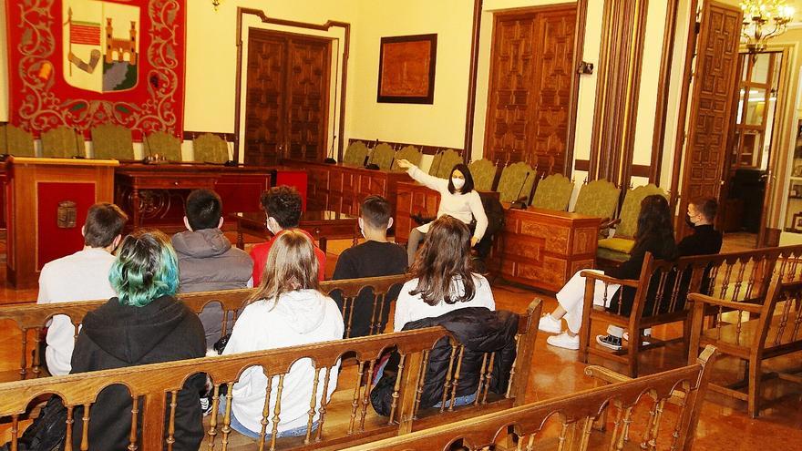 Alumnos franceses en intercambio escolar visitan el Ayuntamiento de Zamora