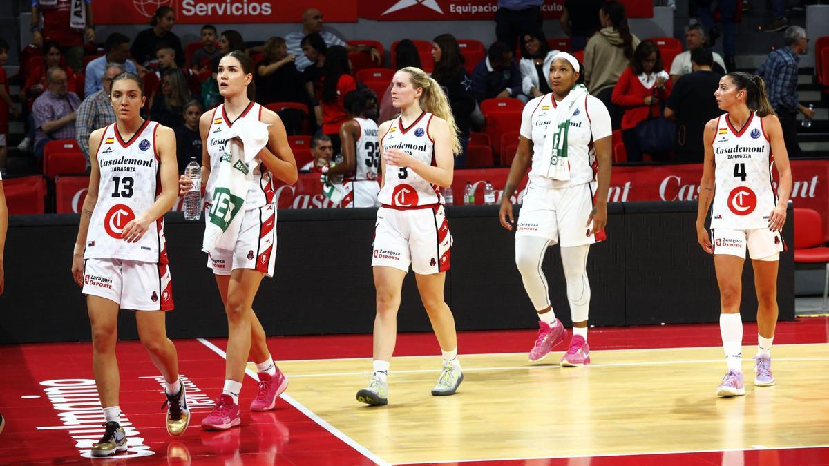 Pueyo, Hermosa, Nystrom, Gatling y Ortiz salen de la pista durante el partido del pasado miércoles.