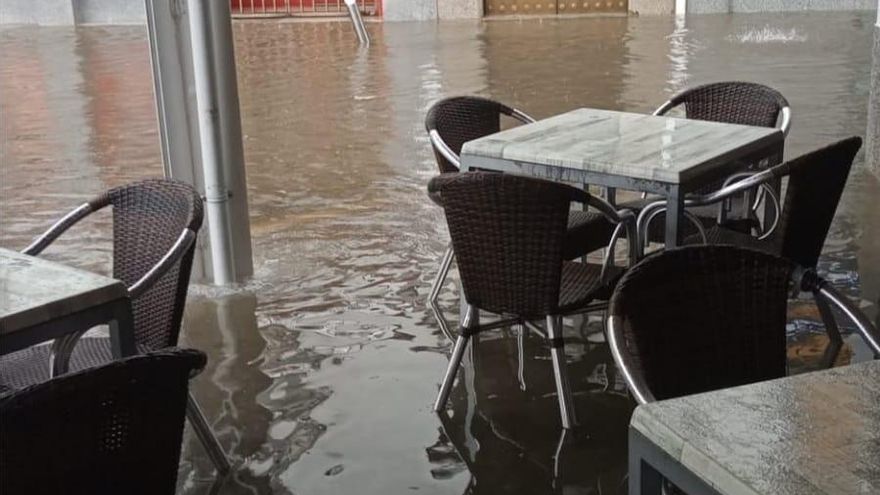 Imagen de una calle del centro de Hinojosa tras la tormenta.
