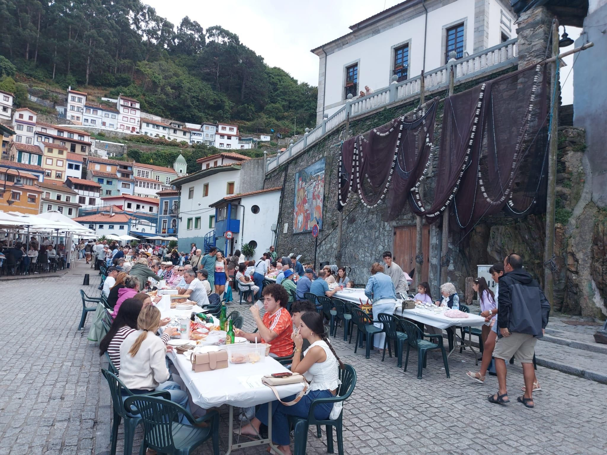 En imágenes: En imágenes: Más de 1.200 personas participan en la tercera comida en la calle de Cudillero