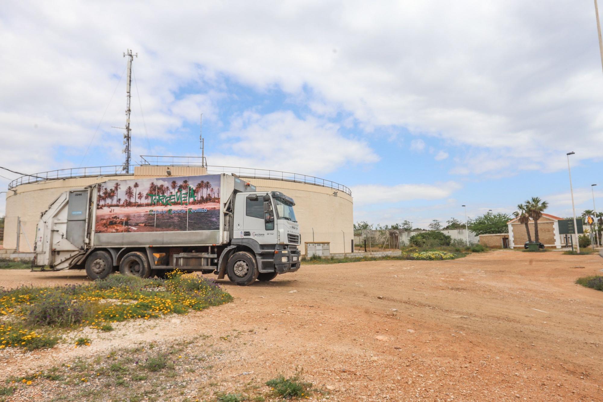 Torrevieja usa el parque abandonado del Alto de la Casilla como vertedero de toneladas de podas y algas