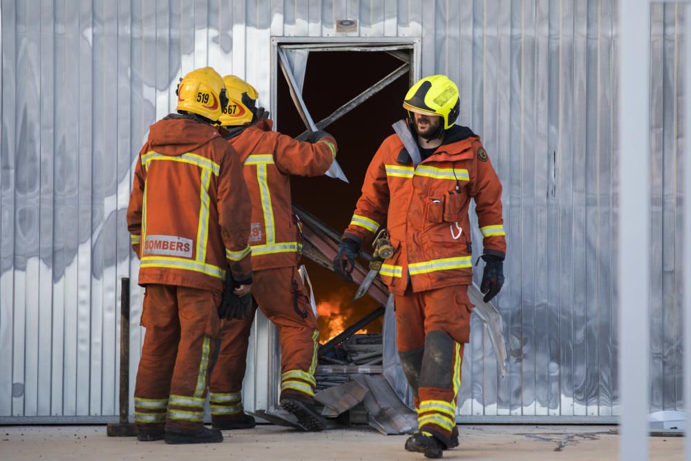 Incendio en el polígono de la Cova de Manises