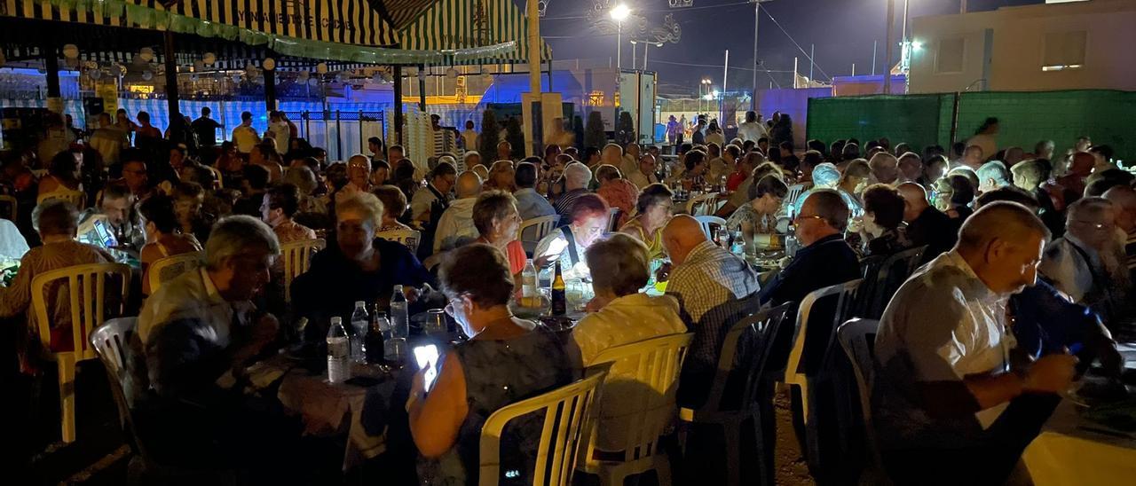 Imagen de personas mayores cenando en la feria de Alcolea sin luz, el jueves por la noche.