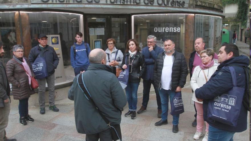 Un guía turístico en una actividad organizada por la Oficina de Turismo de Ourense. |   // I. O.
