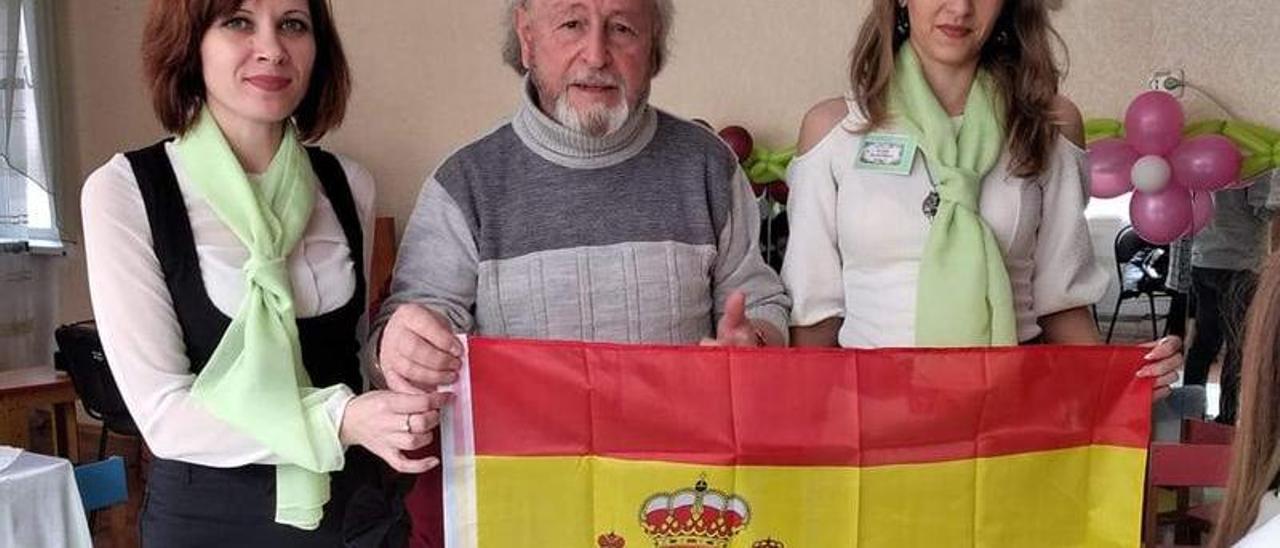 Mariano García sostiene una bandera española meses antes de ser detenido por militares rusos