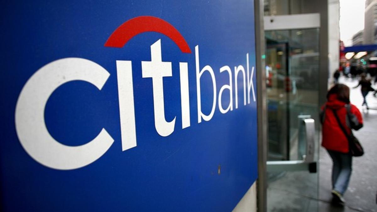 Un cliente abandona una oficina de Citibank, entidad de Citigroup, en Nueva York.
