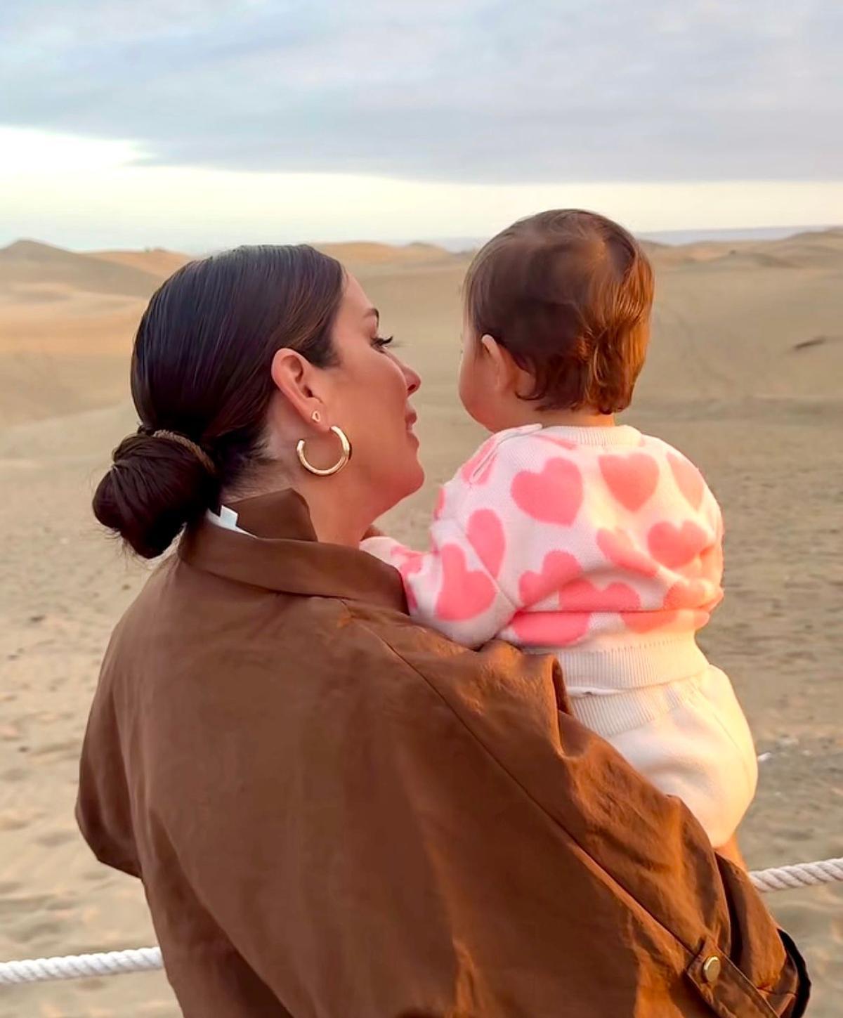 Anabel Pantoja le enseña las dunas de Maspalomas a su hija Alma