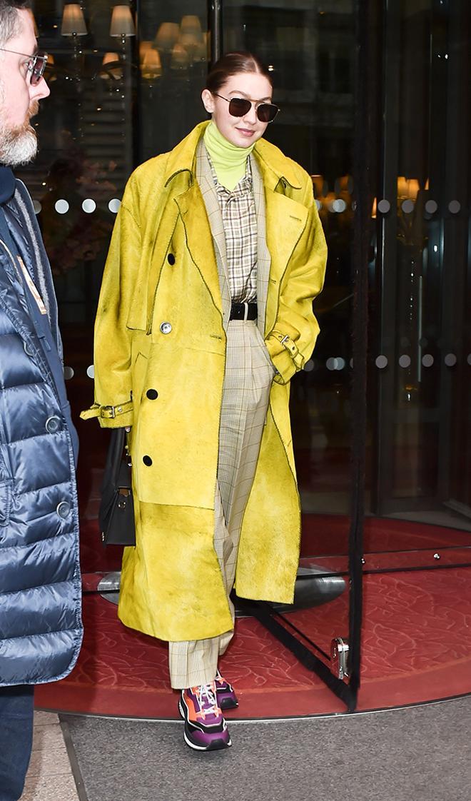 Gigi Hadid con look amarillo