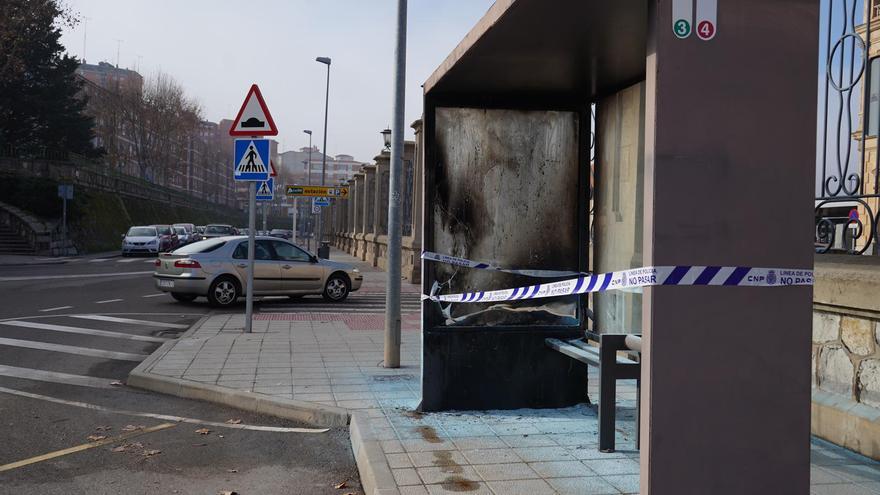 Los vándalos calcinan una parada de autobús en Zamora