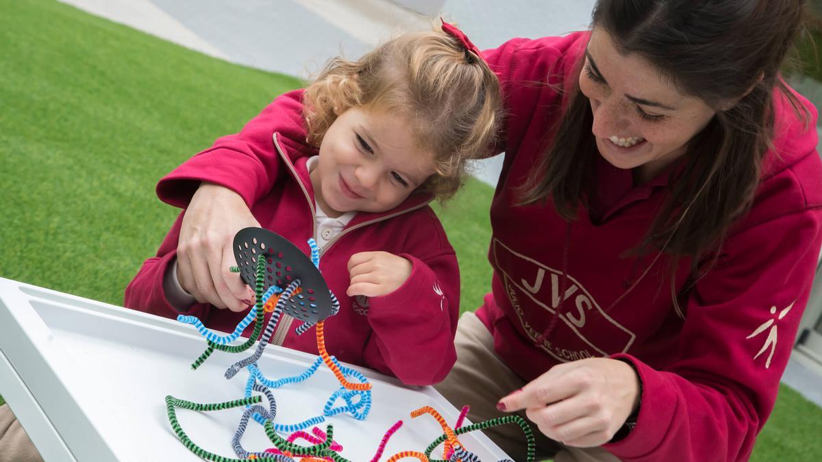 Alumnado infantil deGrupo Sorolla Educación realizando una actividad motriz.