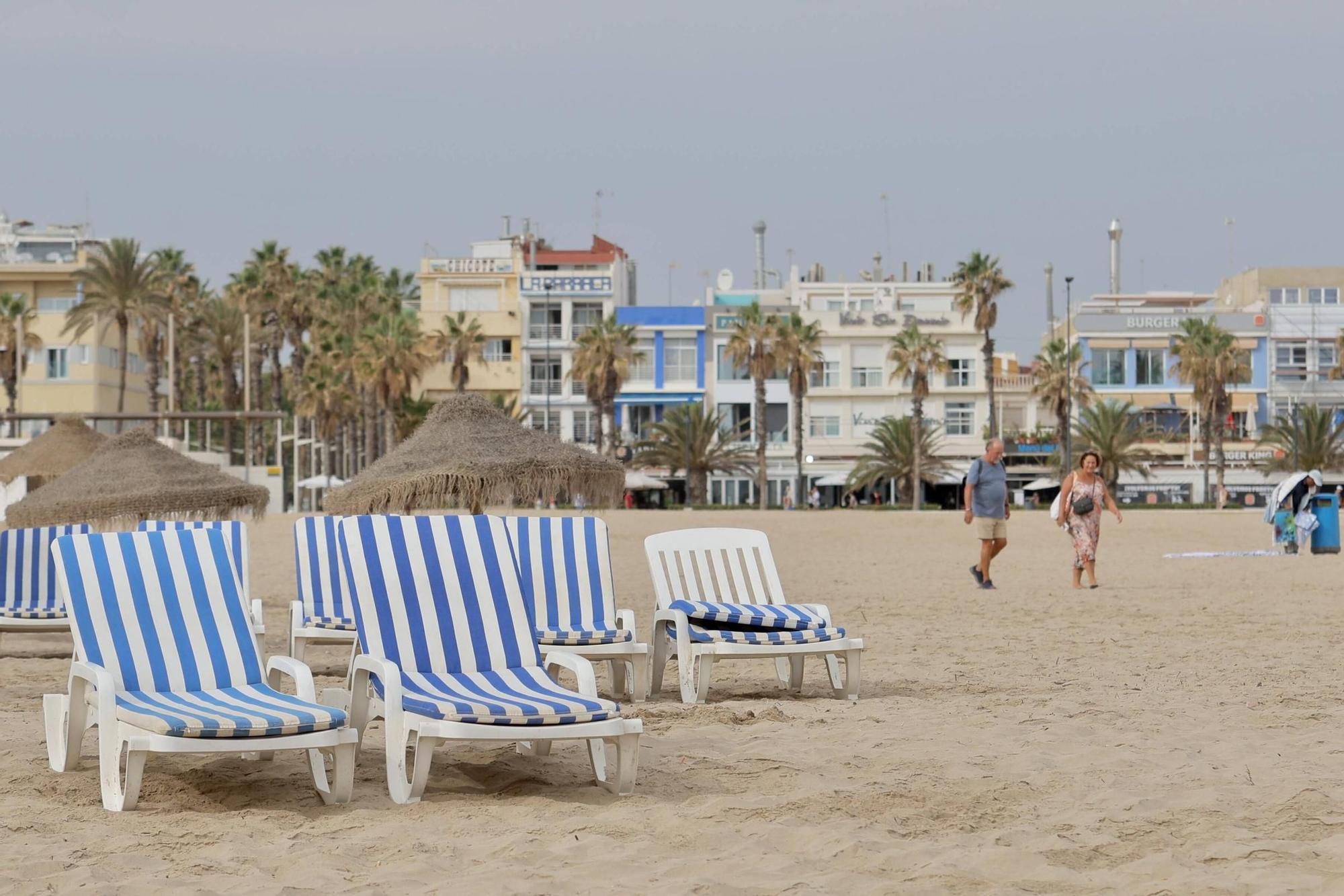 Gran ambiente en las playas de València, pese a las nubes