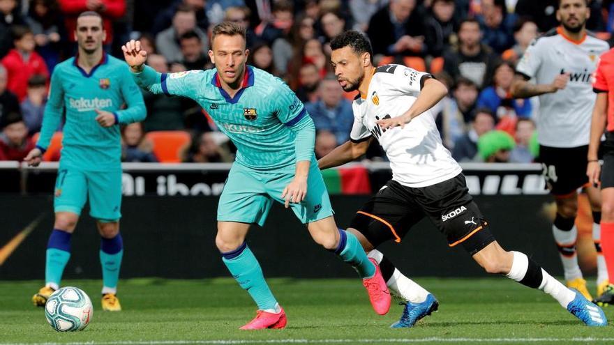 Doblete del Valencia, que tumba al Barça de Setién