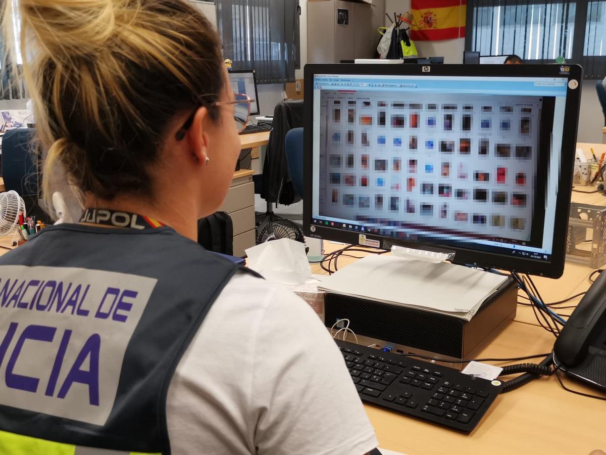 Una agente de la Policía Nacional especializada en ciberdelincuencia.