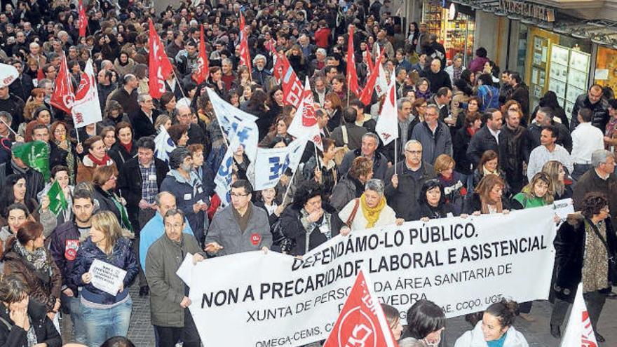 La defensa del empleo y de los servicios públicos movilizó a gran número de pontevedreses.  // R.  Vázquez