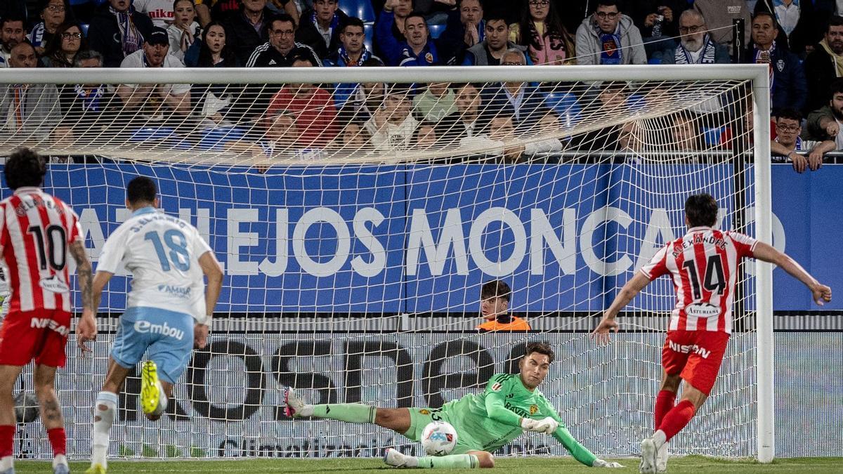 Adrián detiene el penalti a Corredera, después repetido.