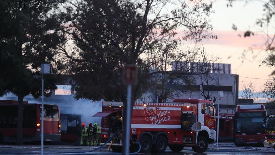 Incendio en València: el fuego devora al menos una docena de autobuses de la EMT
