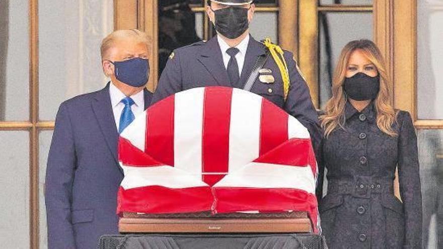Trump y su esposa, Melania, junto a los restos de la jueza del Supremo Ruth Bader Ginsburg.