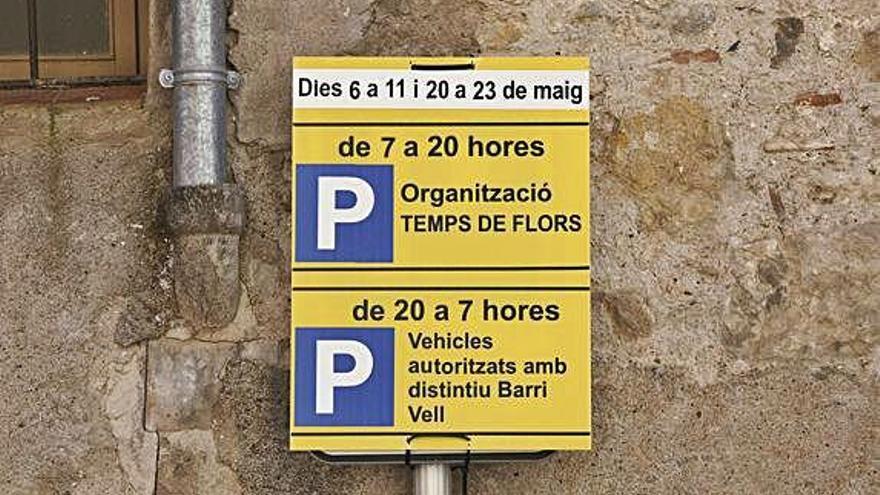 Cartells que alerten de la prohibició d&#039;aparcament.