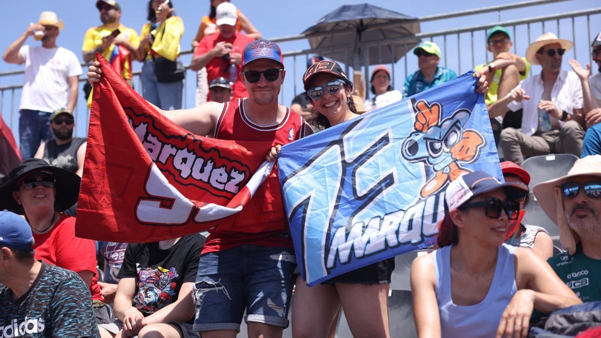 Daniel y Sandra, con las banderas de los hermanos Márquez en la grada de Motorland