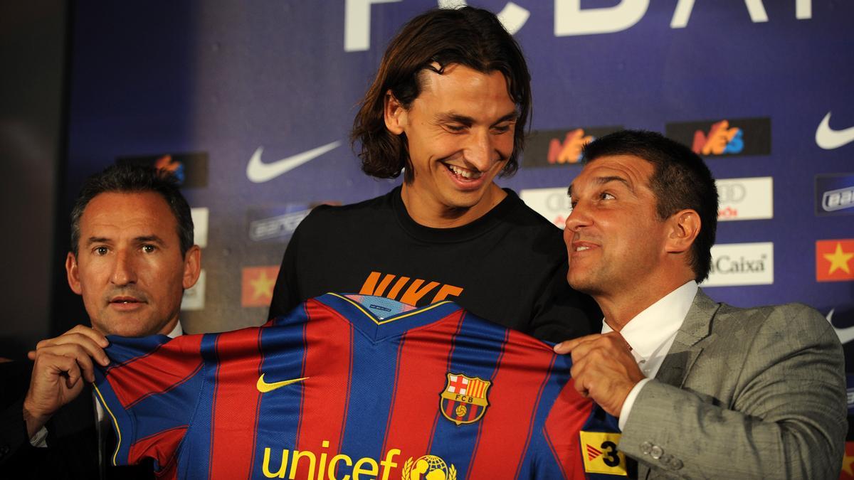 Txiki Begiristain, Zlatan Ibrahimovic y Joan Laporta, en la presentación del futbolista sueco en 2009.