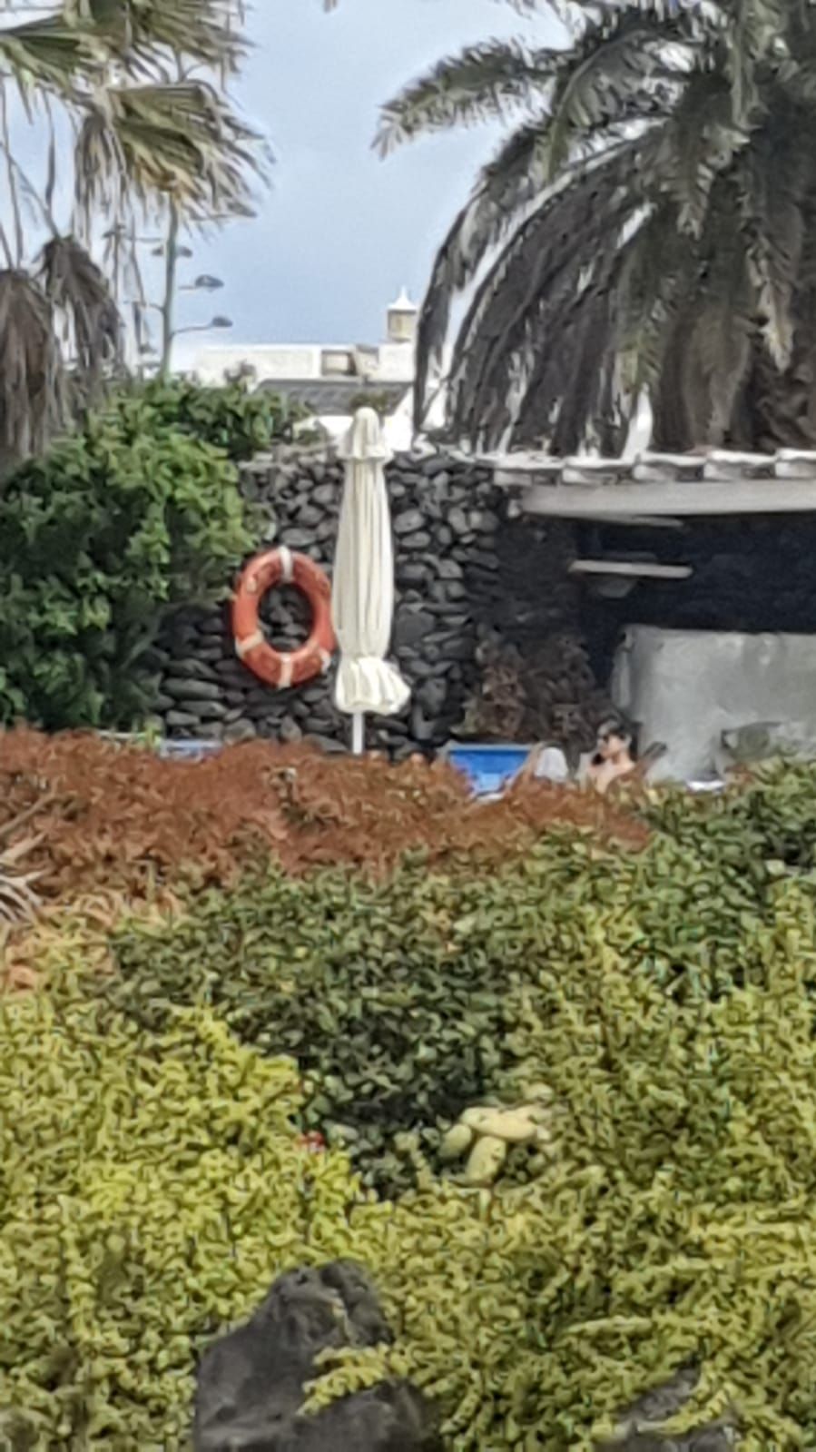 Sara Carbonero descansa con unos amigos en La Graciosa