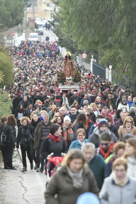 Cientos de fieles acompañan a la Santa.