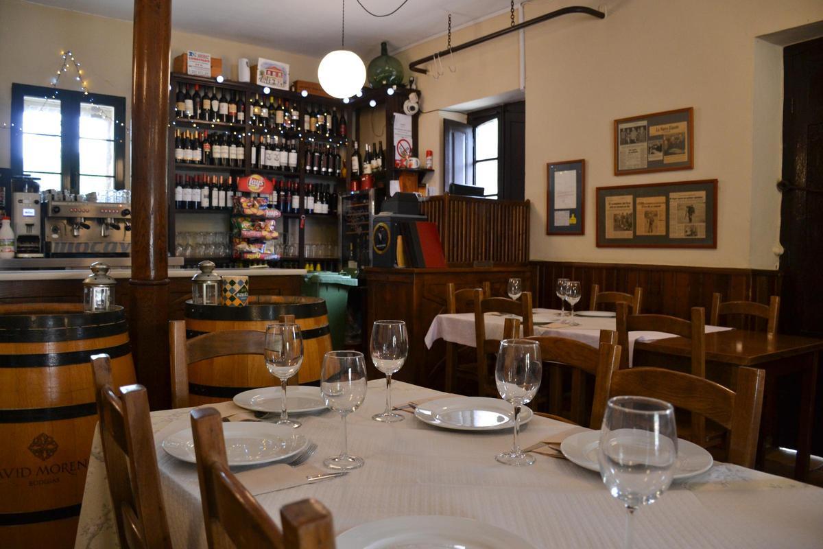 Interior del bar restaurante La Chabola.