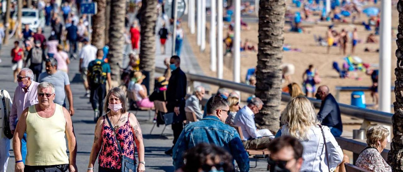 Turistas paseando por la playa de Levante de Benidorm el fin de semana pasado.  | DAVID REVENGA