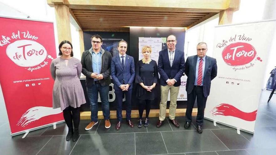 Autoridades y responsables de la asociación de la Ruta del Vino de Toro participantes en la presentación posan en una foto de familia.