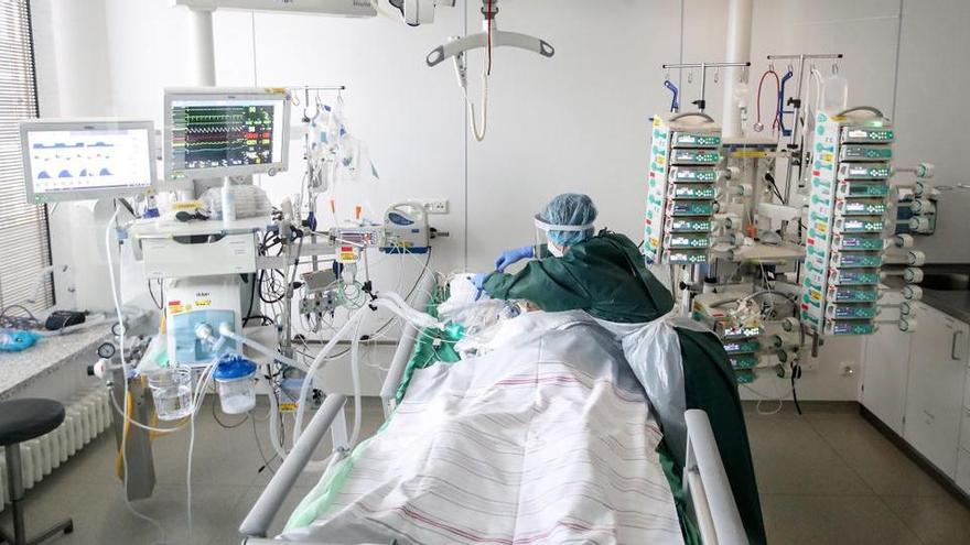 Catalunya declara 22 noves morts mentre la pressió hospitalària continua pujant