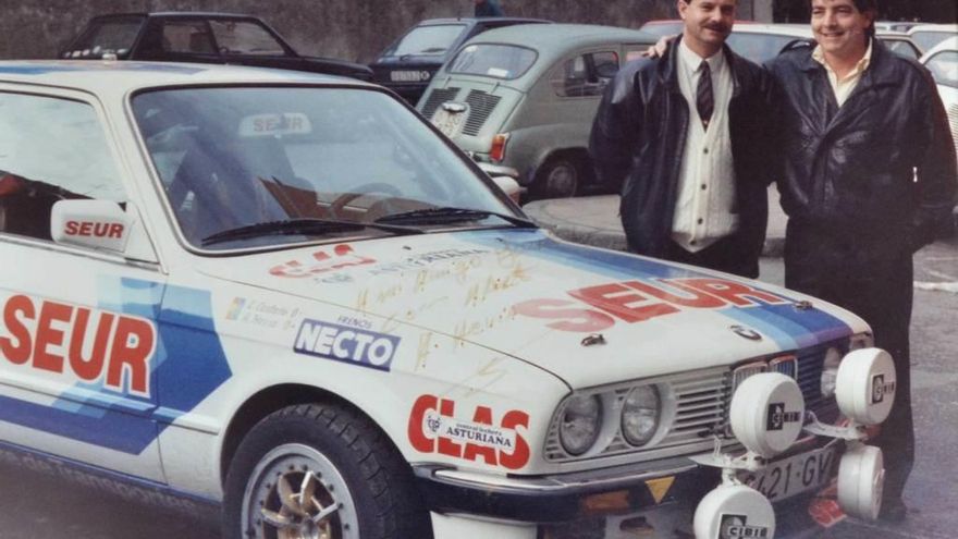 Javier Gutiérrez, a la izquierda, con el piloto Alberto Hevia.