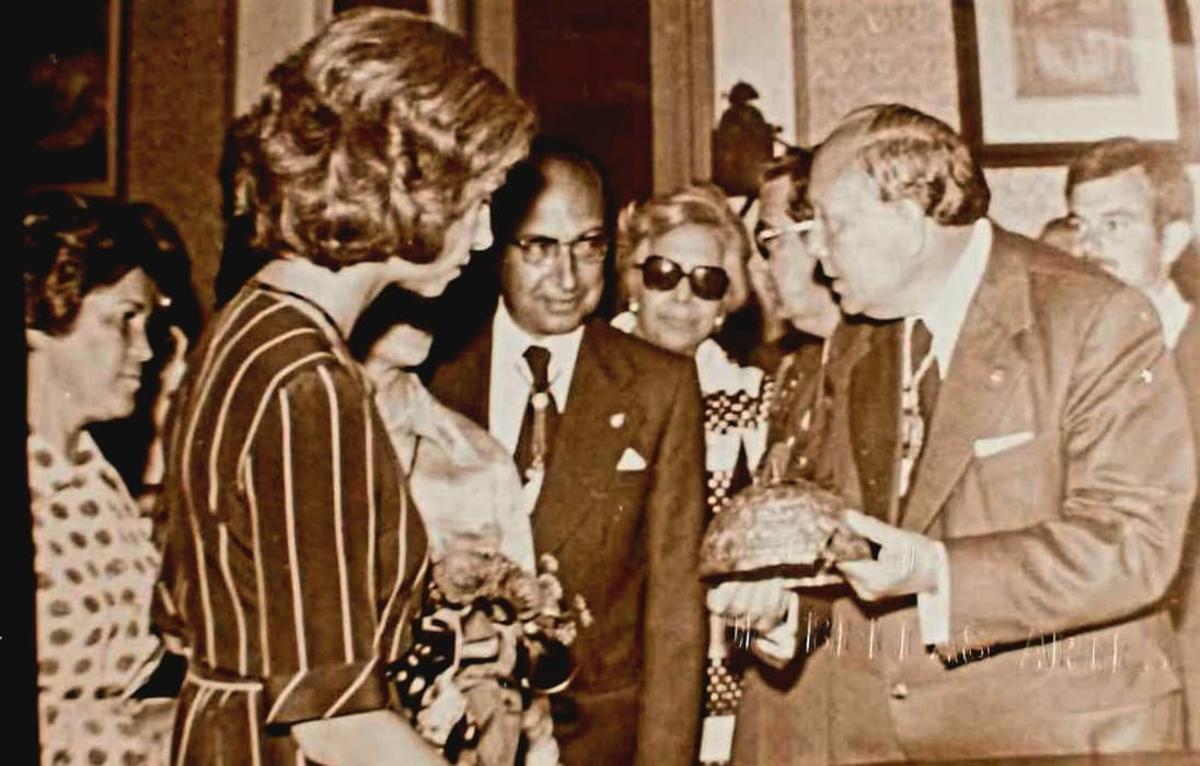 La reina Sofía contemplando el casco de oro de Leiro en su visita a A Coruña en junio de 1976.