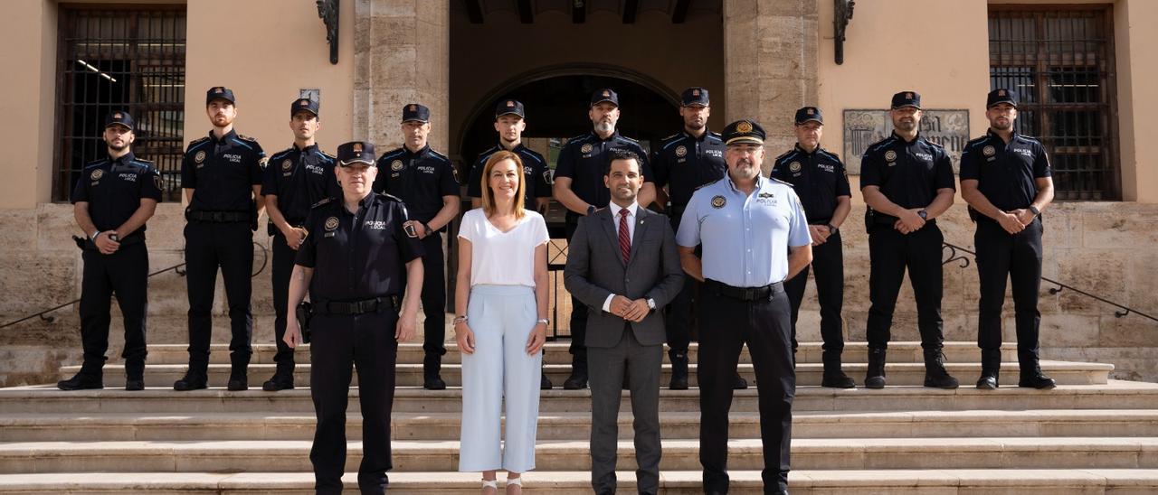 El alcalde y representantes del ayuntamiento de Paterna y la Policía Local, con los nuevos agentes.