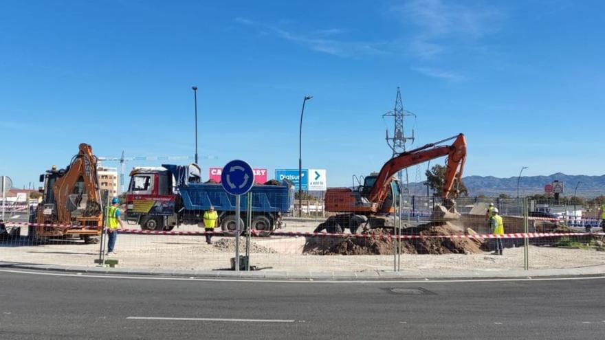 Trabajos de construcción de la nueva fuente del barrio de San Antonio.