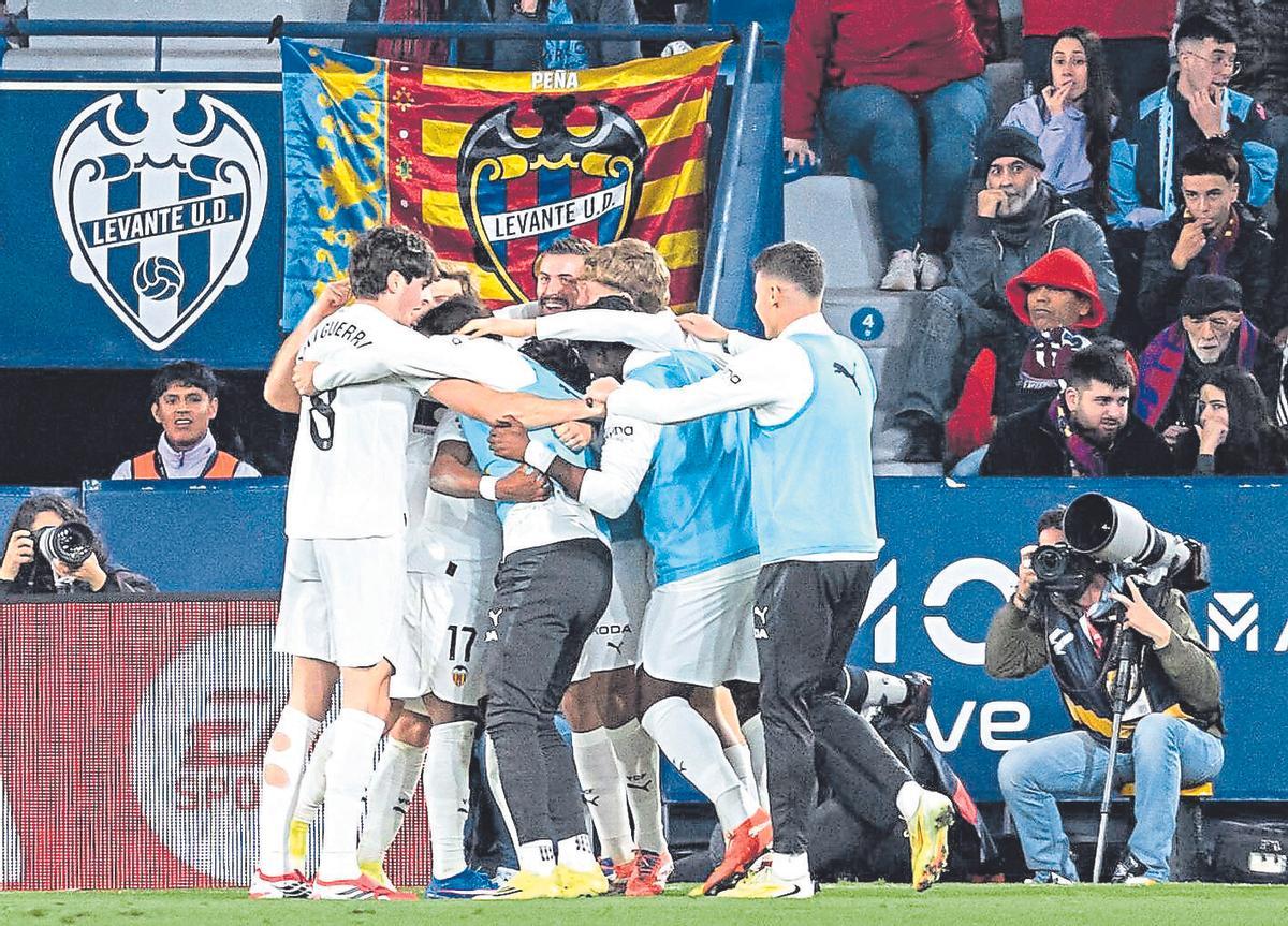 Javi Guerra, el pasado domingo en Orriols, en una piña celebrando el gol de Largie Ramazani.