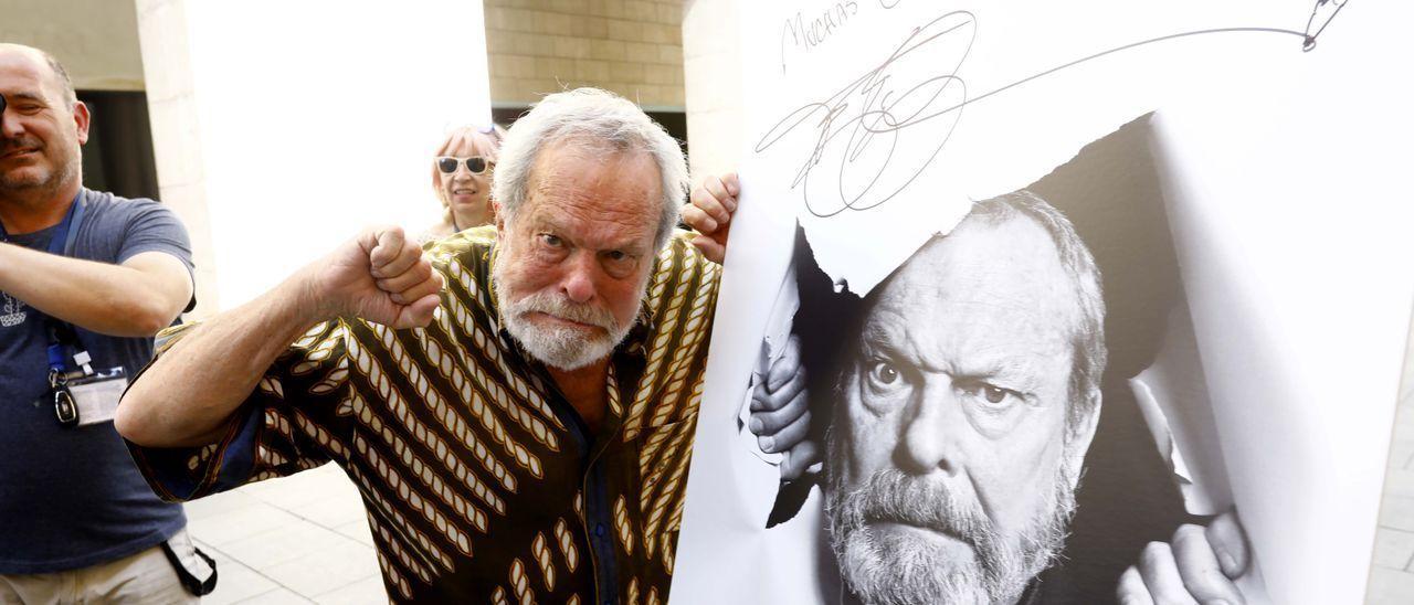 Terry Gilliam bromea ante una fotografía suya que él mismo ha firmado en el Festival de Huesca.